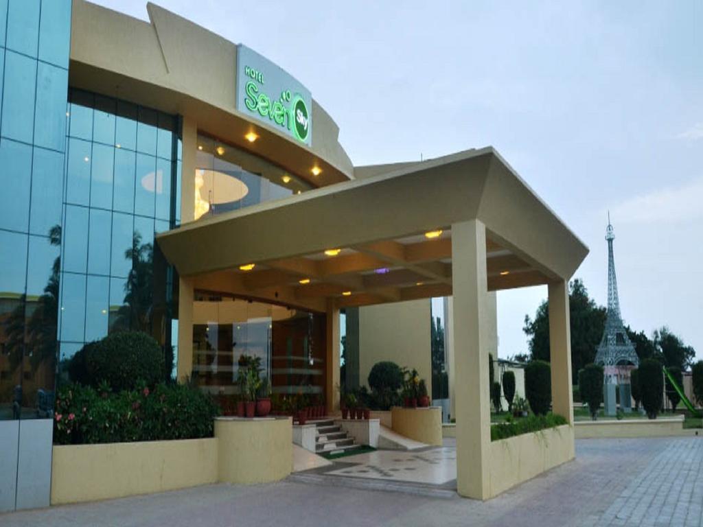 Hotel Seven Sky Clarks Exotica Bhuj Exterior foto