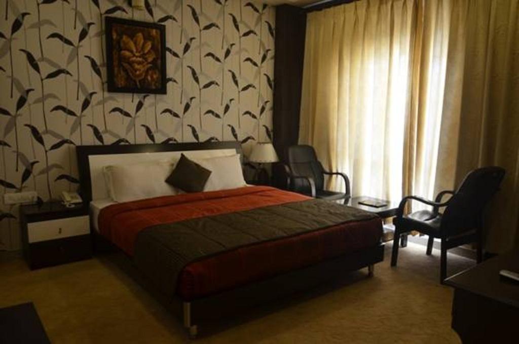 Hotel Seven Sky Clarks Exotica Bhuj Habitación foto