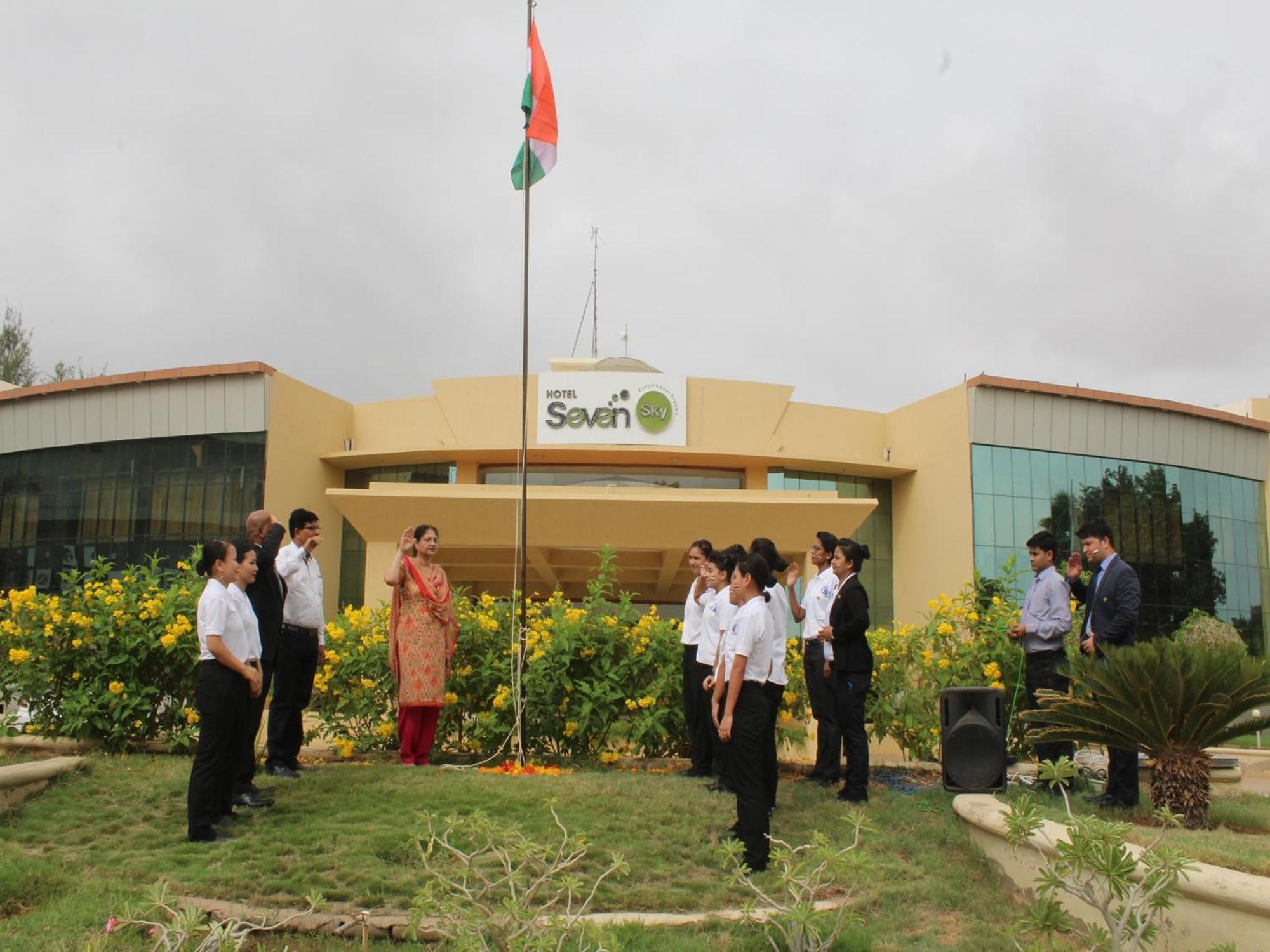 Hotel Seven Sky Clarks Exotica Bhuj Exterior foto